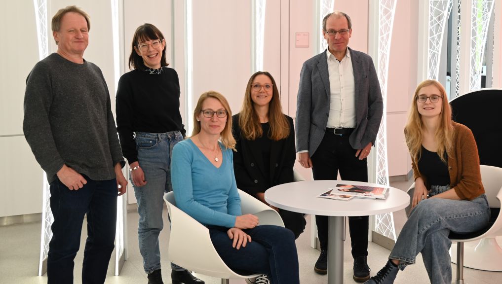 Das Bild zeigt die Gruppe der sechs Wissenschaftler:innen, die an der BeYou-Studie beteiligt sind.